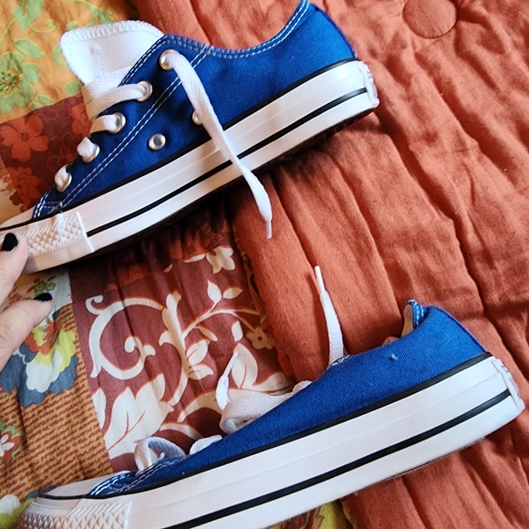 New Unisex Chuck Taylor Converse Sneakers - Picture 3 of 5